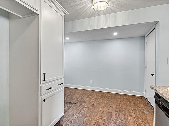 5th image of 511 N 83rd Ter