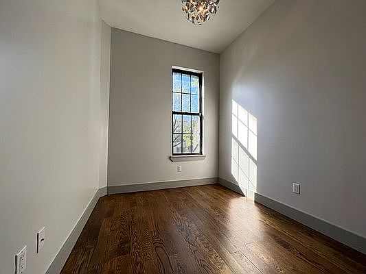 3rd image of 1258 Jefferson Ave #3R
