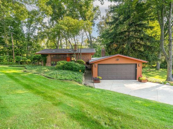 29590 Highmeadow Rd, Farmington Hills, MI 48334