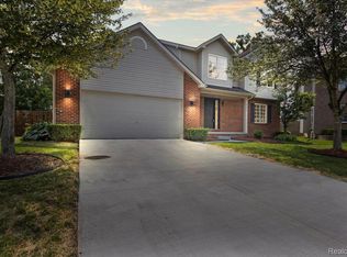 1021 Tartan Ln, Commerce Township, MI 48390