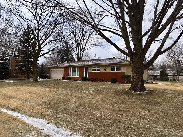 Manicured lawn/landscaping