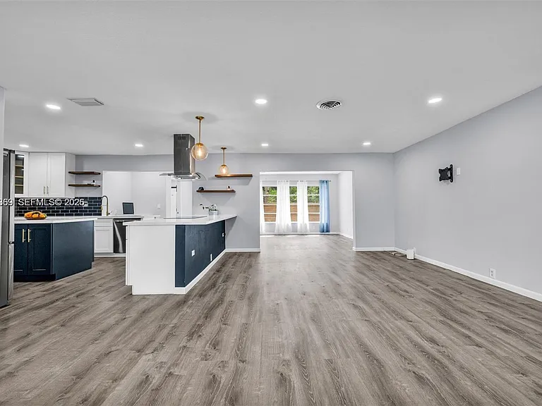 851 SW 49th Ter — Photo 5
