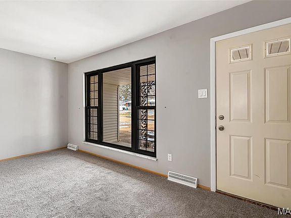 4th image of 10 Hammes Dr