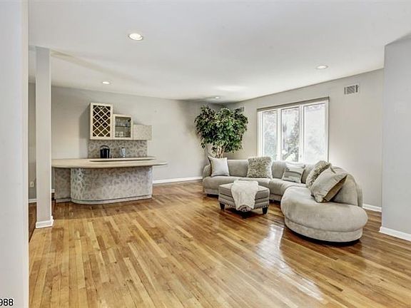 5th image of 29 Aspen Dr