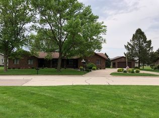 132 Crescent Dr, Manchester, IA 52057