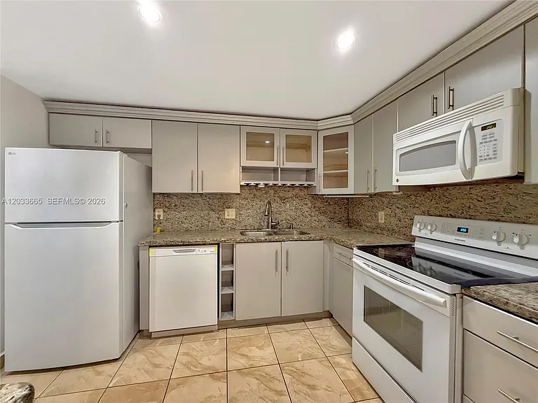 3641 Oaks Clubhouse Dr #201 — Photo 6