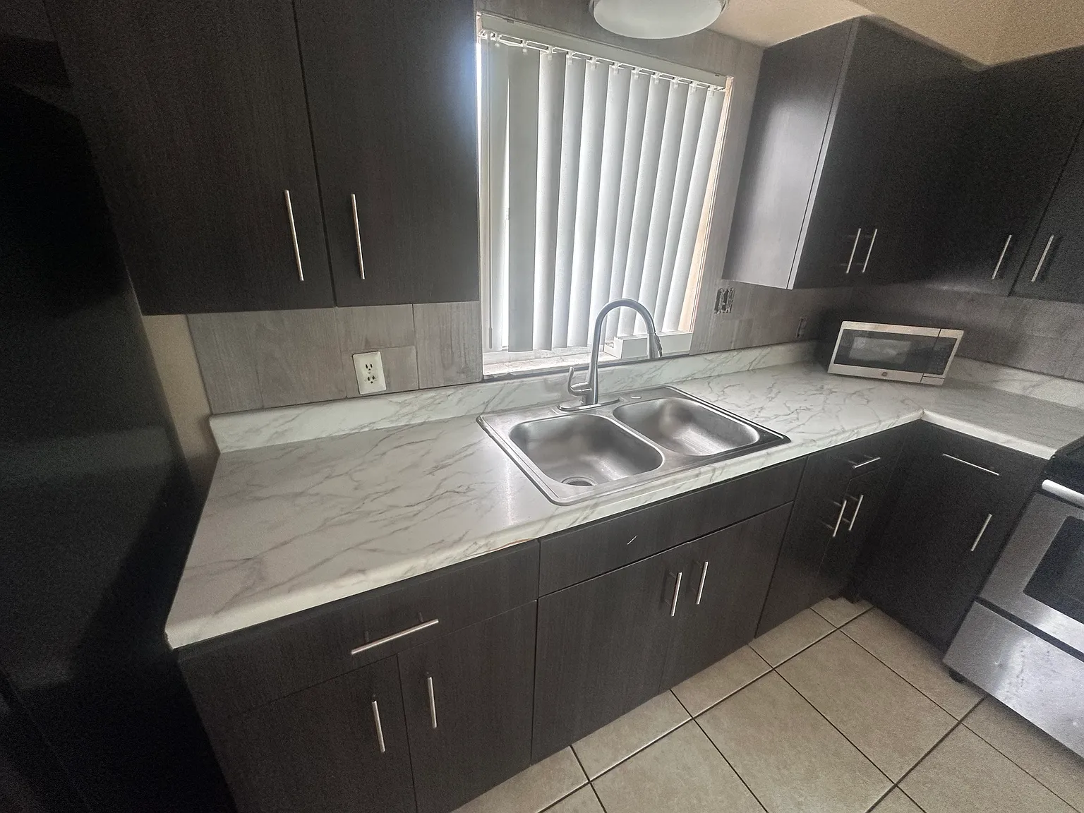 2 bed, 896 sqft, $1,400 — Photo 2