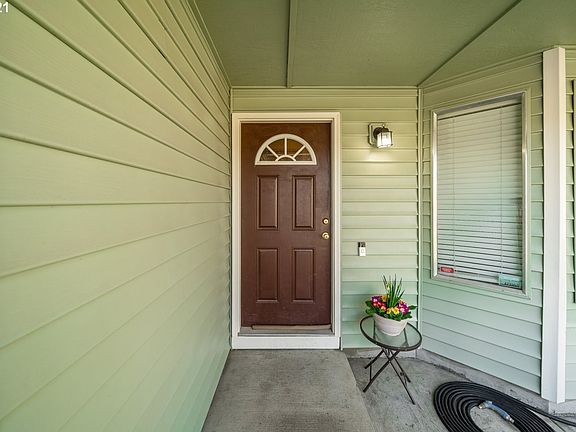 4th image of 210 NE 176th Ave