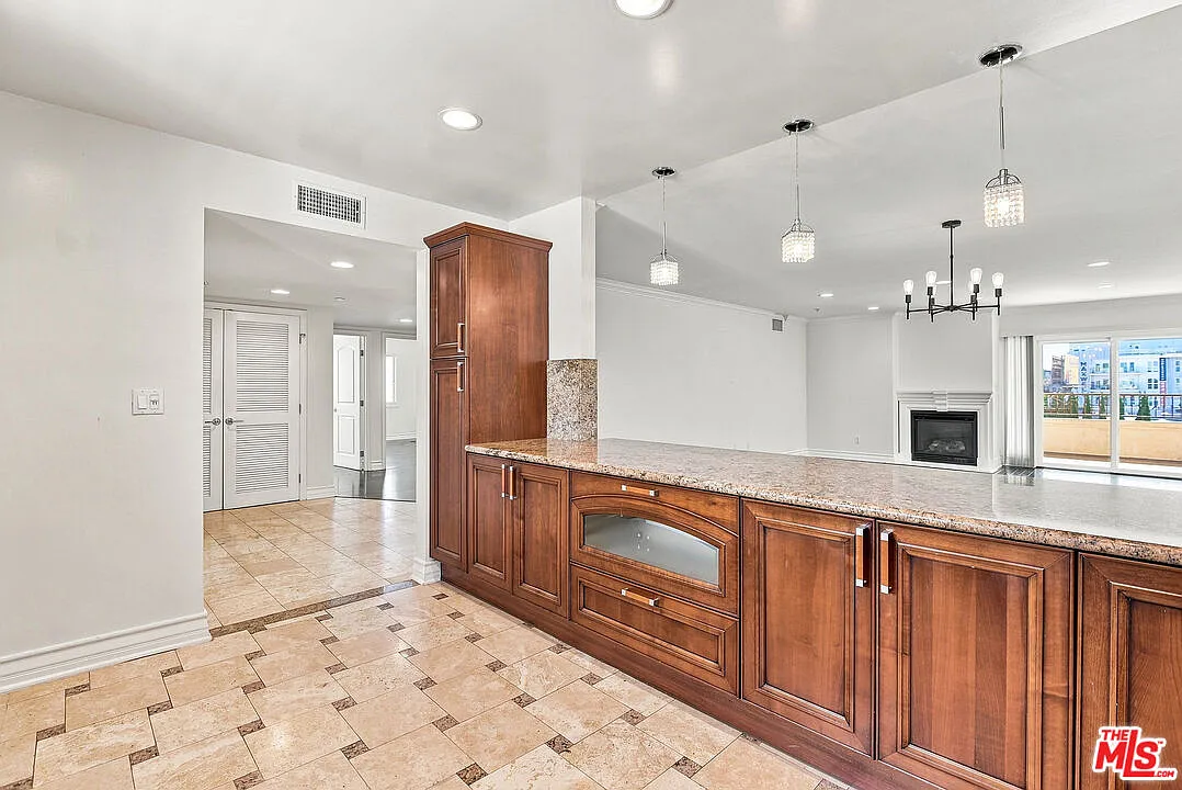 3 bed, 3.0 bath, 1877 sqft, $5,495 — Photo 4