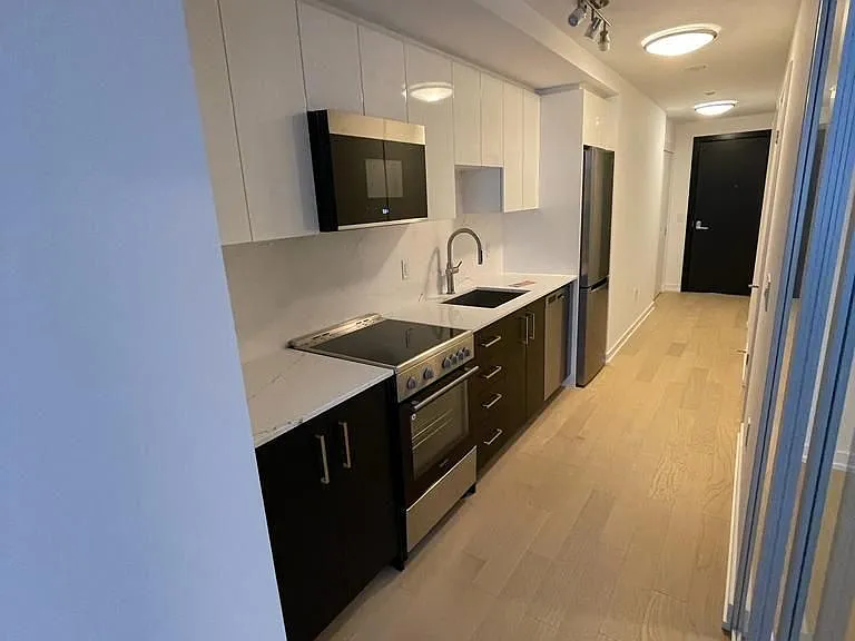 15 Wellington St S #703 — Photo 5