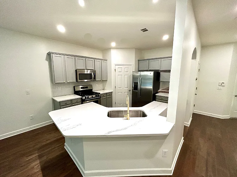 3 bed, 2.5 bath, 1845 sqft, $3,200 — Photo 4