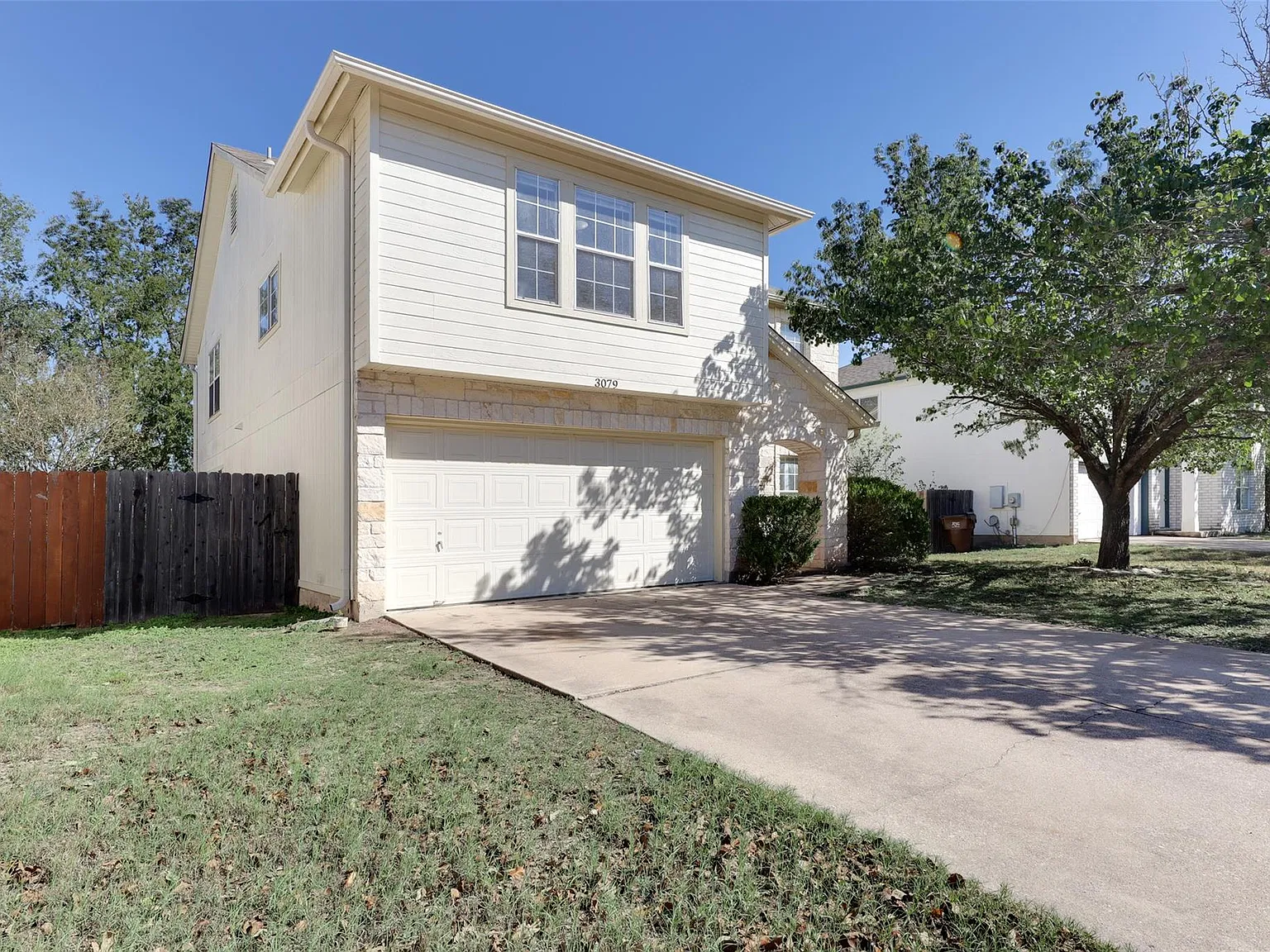 4 bed, 2.5 bath, 2676 sqft, $2,050 — Photo 2
