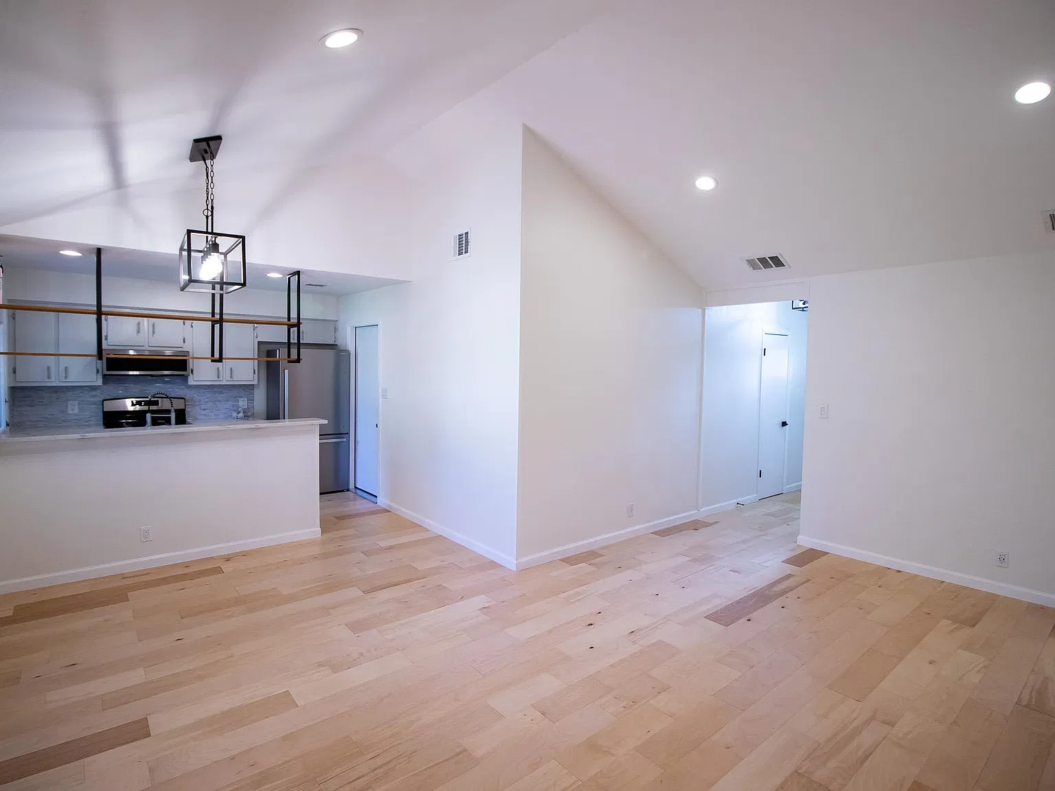 3 bed, 1.5 bath, 999 sqft, $1,975 — Photo 4