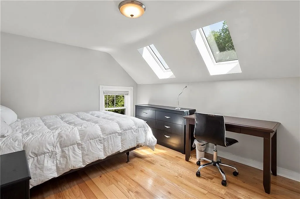 7 bed, 2500 sqft, $1,100 — Photo 4