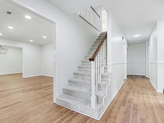 4th image of 1930 Kate Ln.