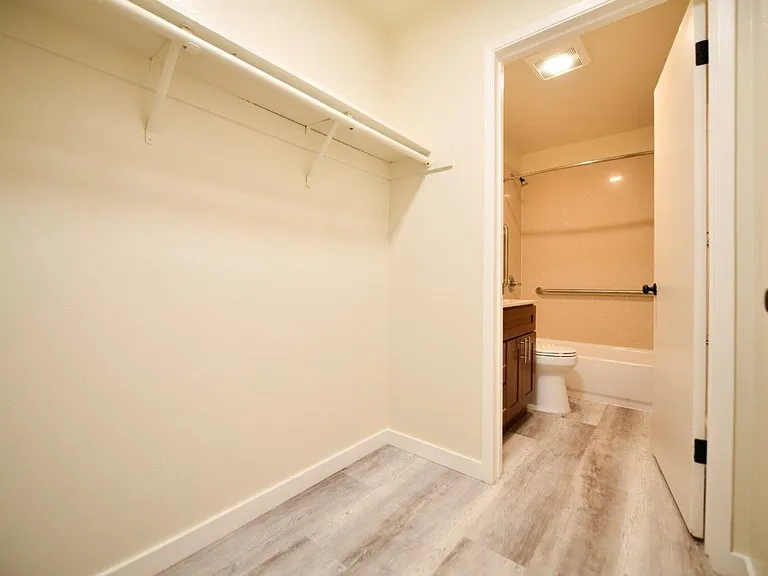 95 Linda Apartments — Photo 13