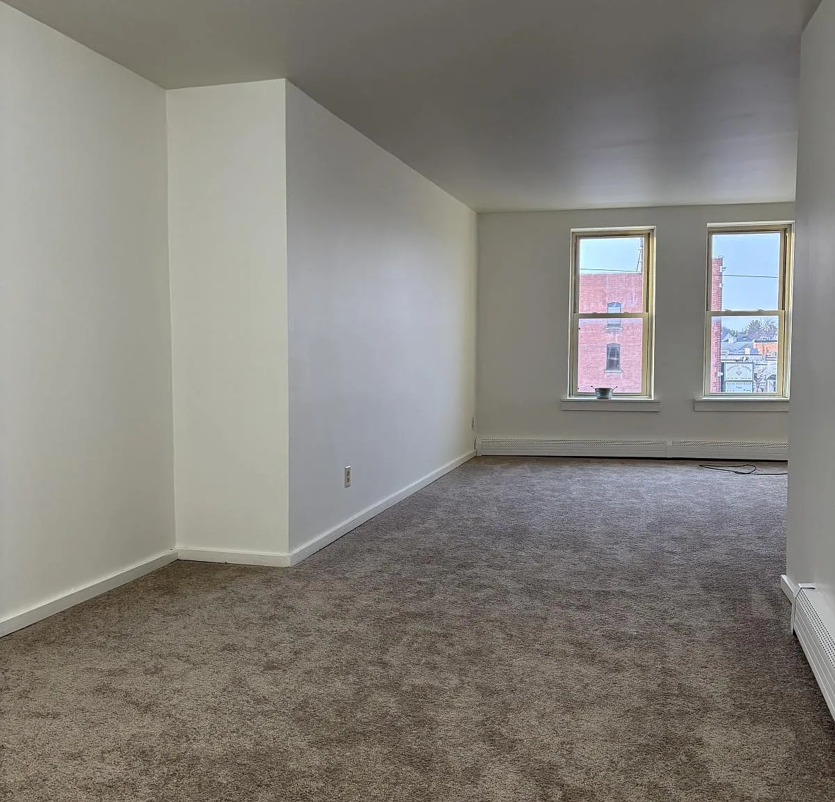 4 S Central Ave — Photo 1