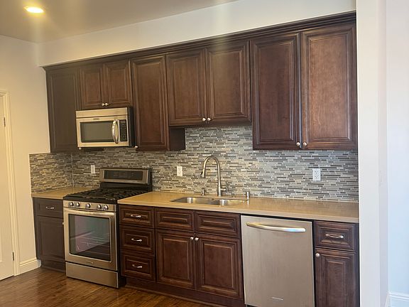 3rd image of 10830 Kling St Unit 403