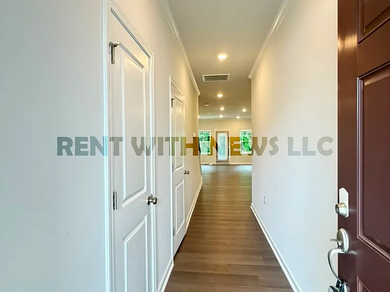 282 Paramount Dr — Photo 3