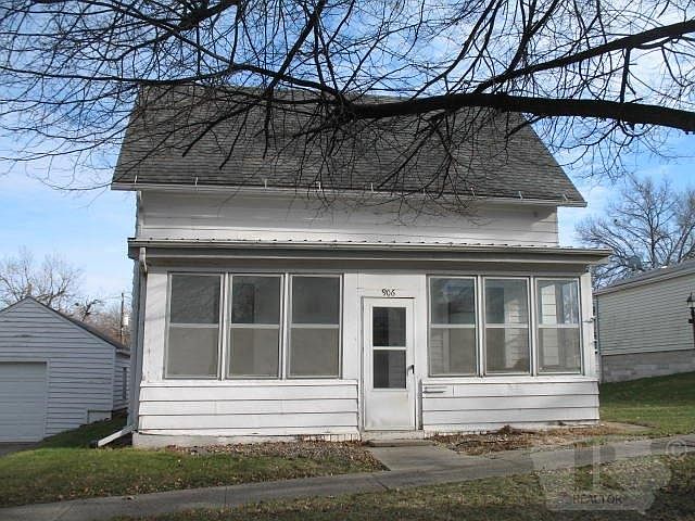 2nd image of 906 Walnut St