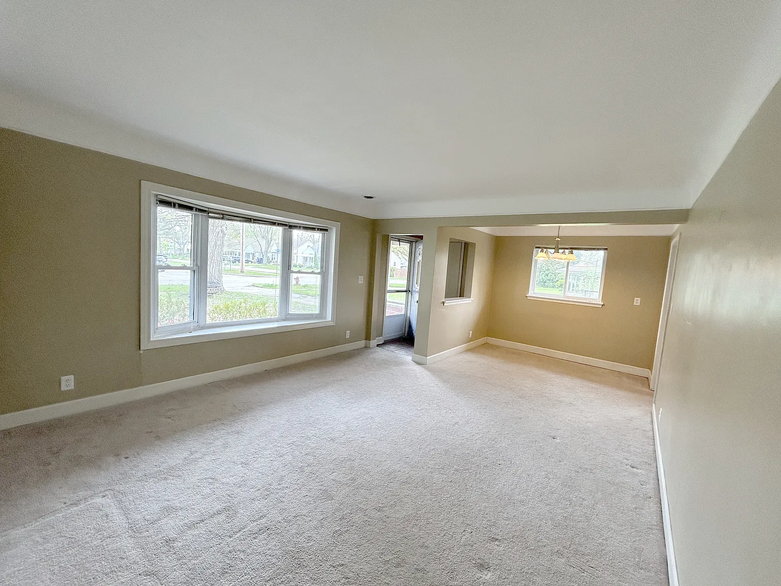 3 bed, 1.5 bath, 1614 sqft, $2,449 — Photo 3