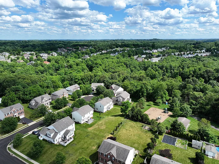 1909 Colonial Dr — Photo 35
