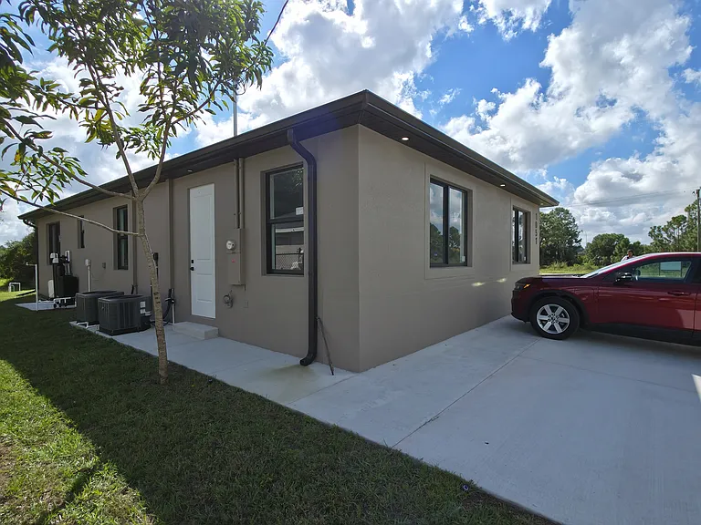 1051 Bassinger Ave S #A — Photo 8
