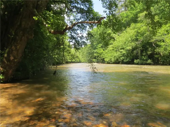 Great Oaks Trl, Dobson, NC 27017