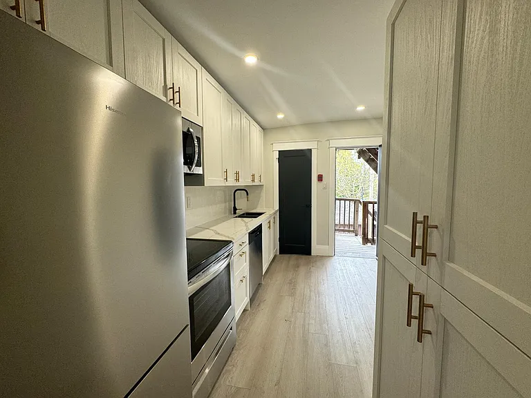 931 Main St E #4 — Photo 1
