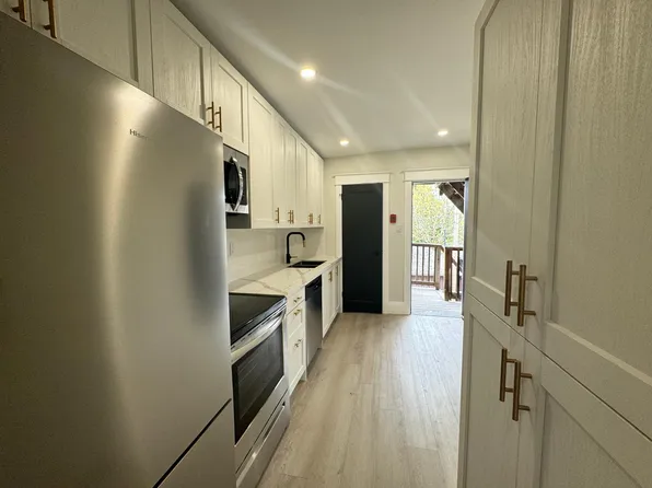 931 Main St E #4, Hamilton, ON L8M 1M7