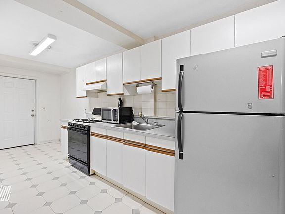4th image of 394 Lawton Ave Unit 2B