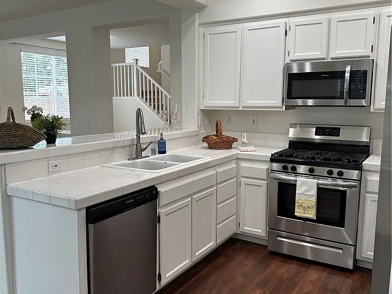 408 Middlebury Ct — Photo 17