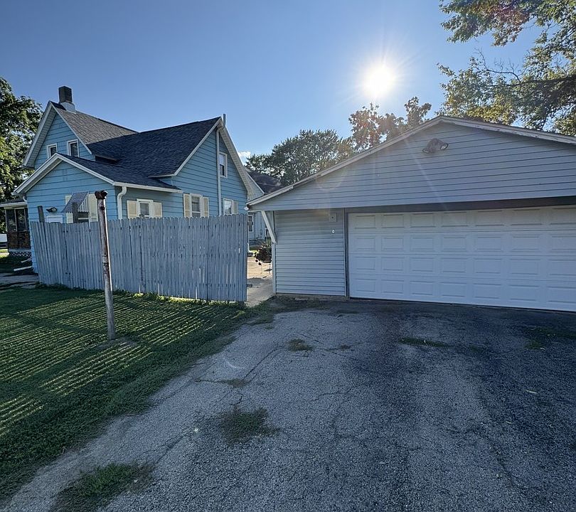 2nd image of 902 W 7th St