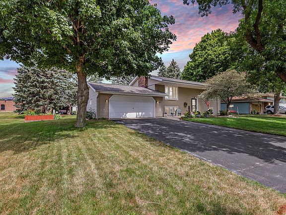 2nd image of 719 Birch Ln