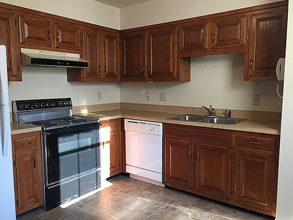 Eat-in kitchen equipped with refrigerator