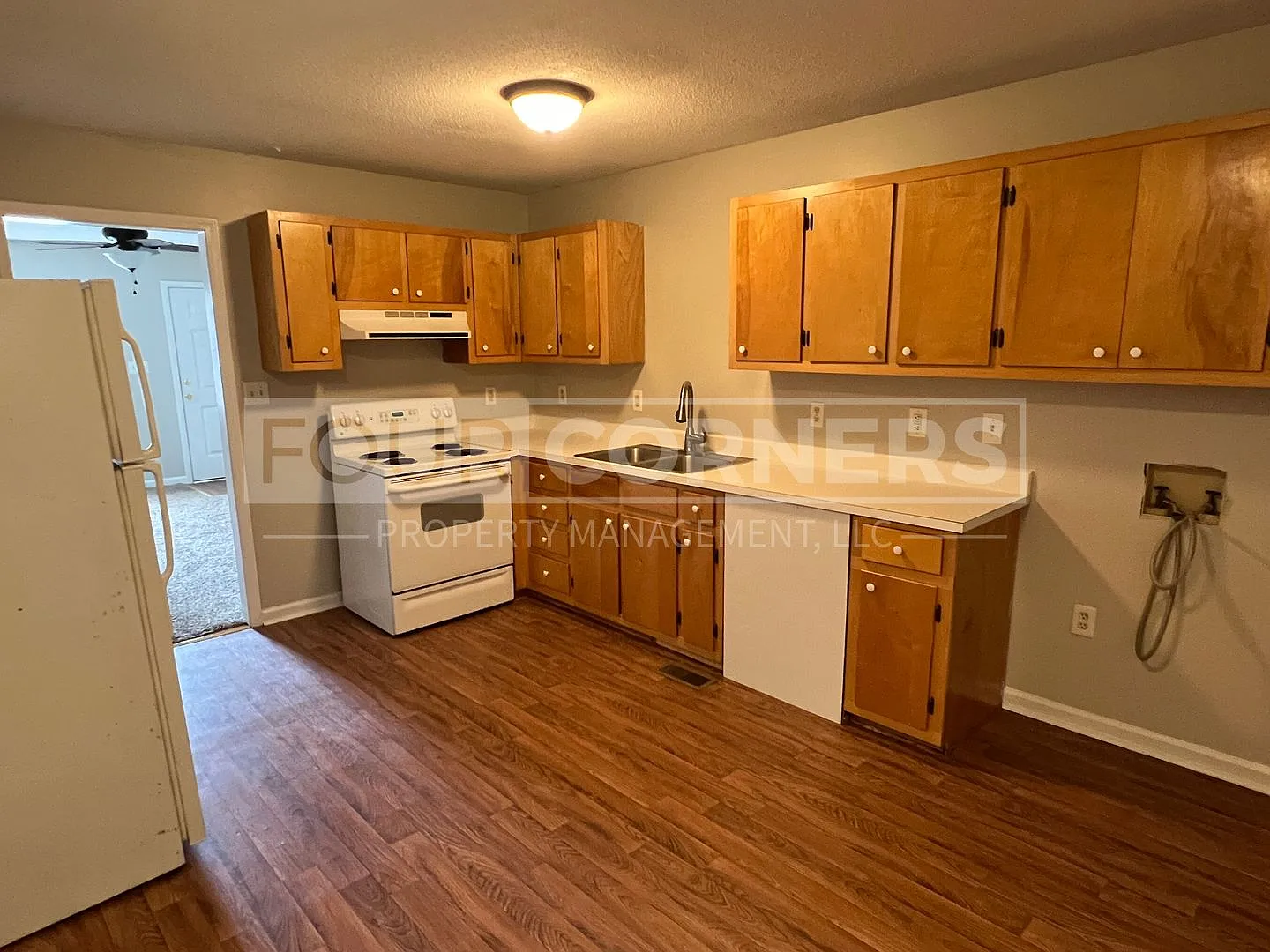 Charming 2-Bedroom, 1-Bath Apartment — Photo 3