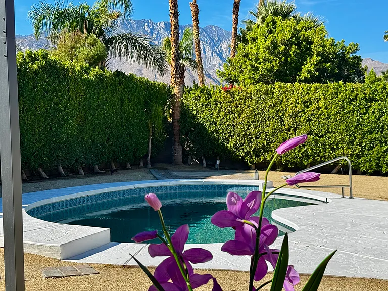E Francis Dr — Photo 1