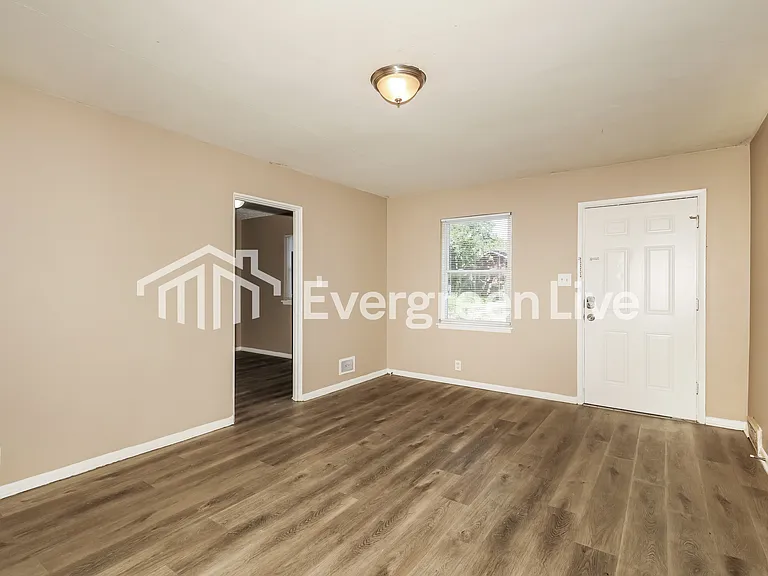 222 S Gladstone Ave — Photo 5