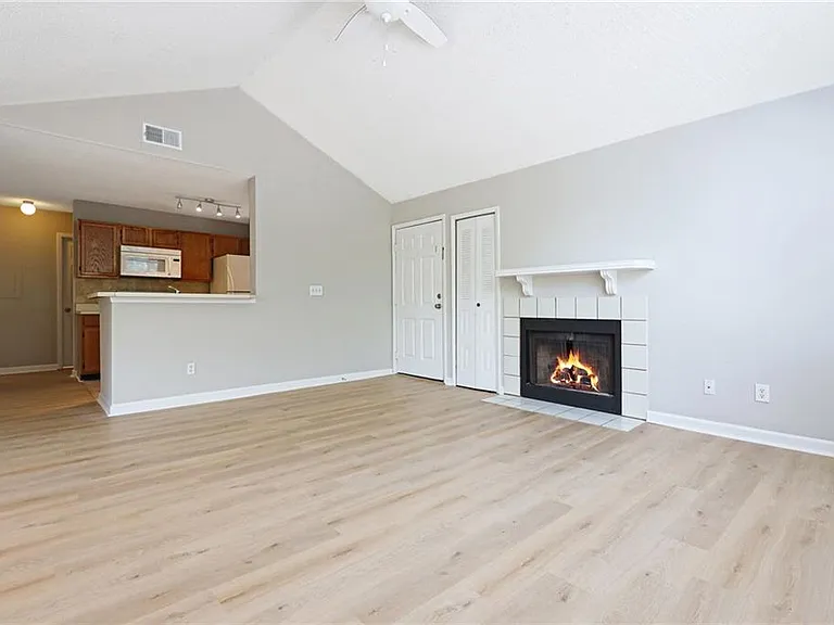 901 Wentworth Ct — Photo 4