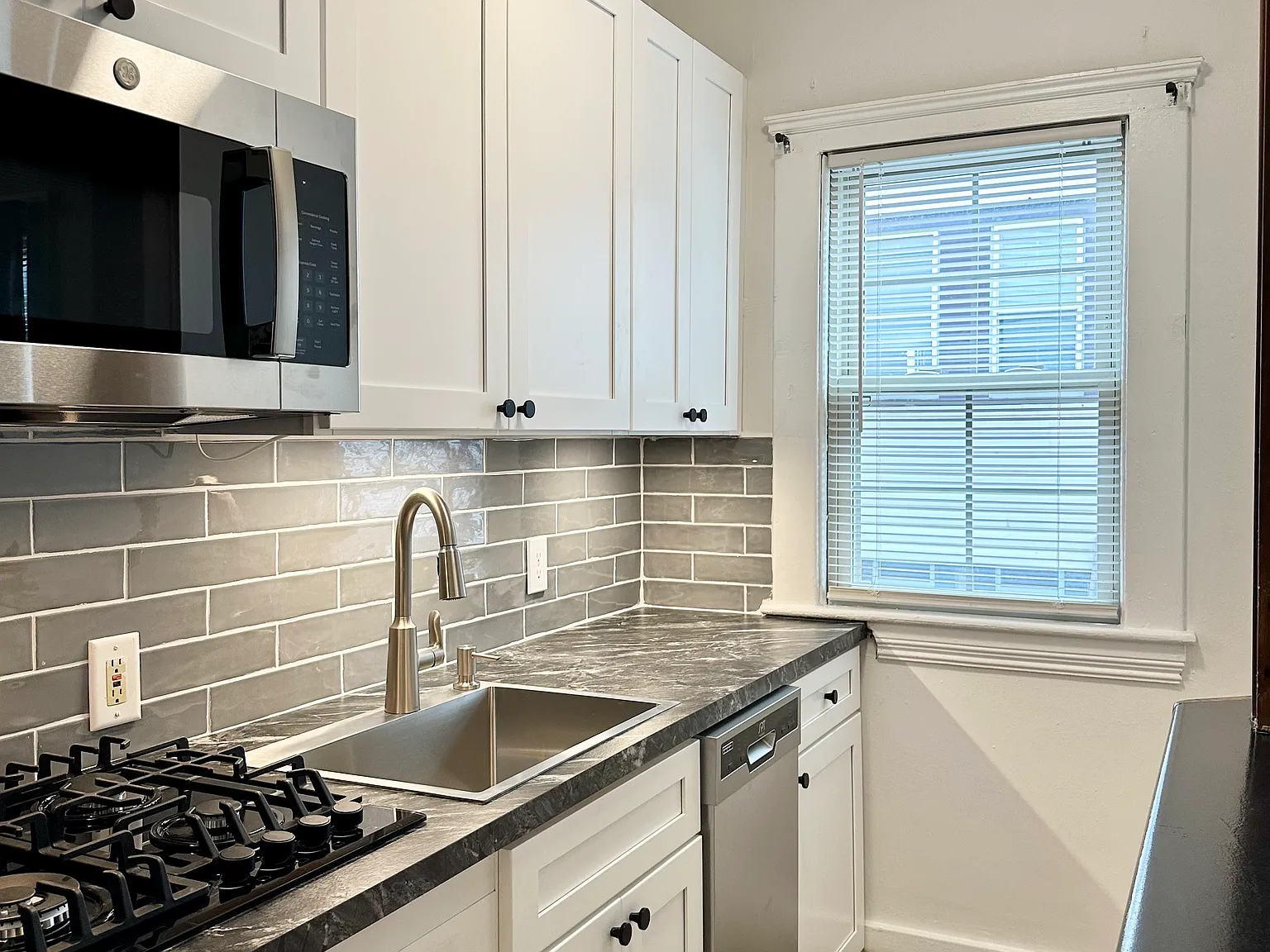 2 bed, 725 sqft, $2,145 — Photo 4
