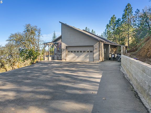 2nd image of 1372 SE Laurel Ct