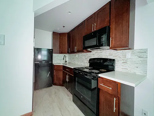 Rented by Realty 2000 Corp | media 7