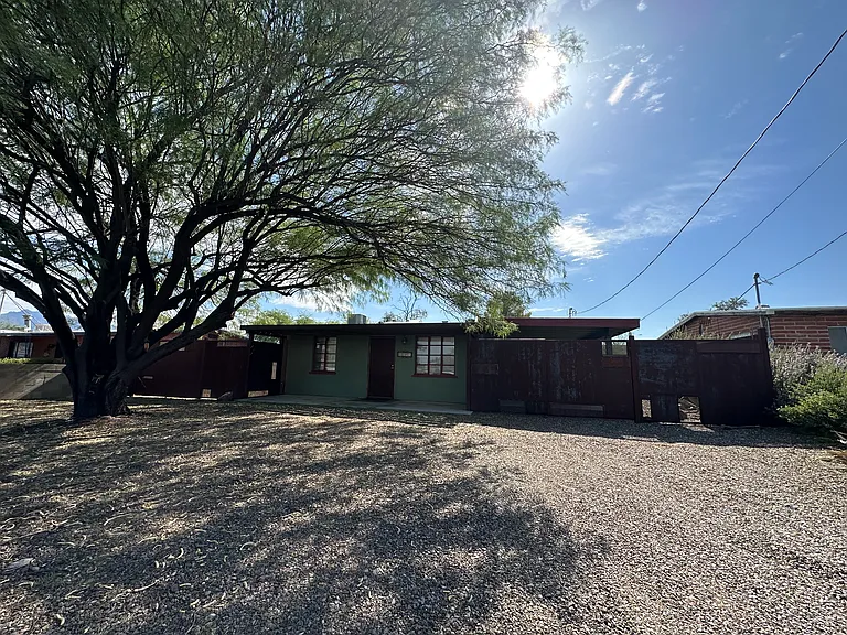 2208 N Rita Ave — Photo 2