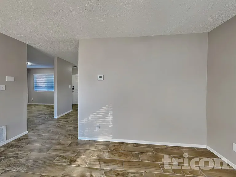 848 Rebecca Ct NE — Photo 3