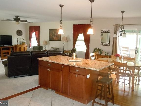 3rd image of 33 Monticello Dr