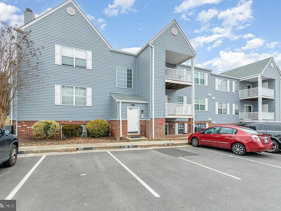 100 Grosvenor Ln #3