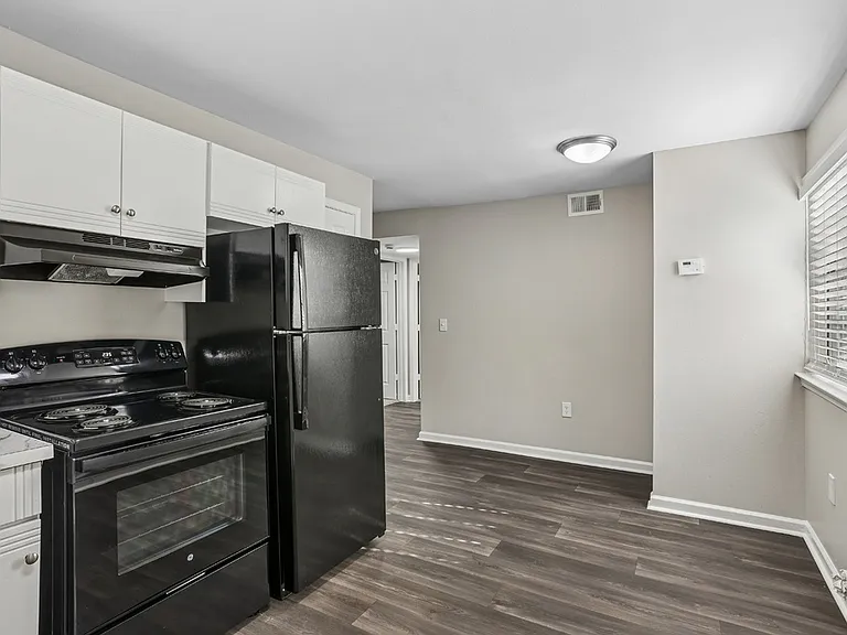 Brentwood Apartments — Photo 23