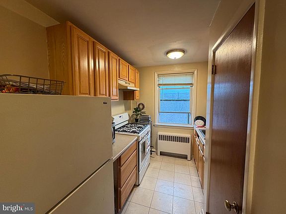 2nd image of 2938 Devereaux Ave