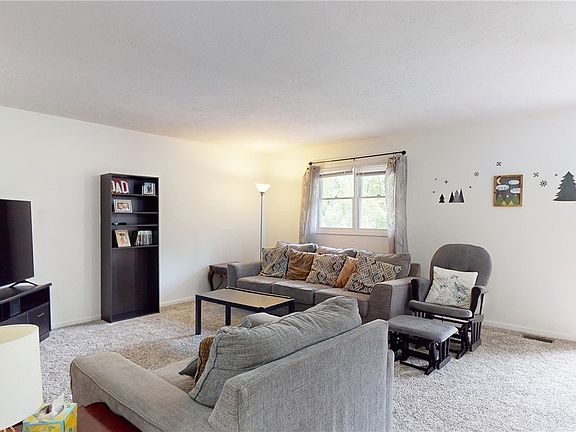 4th image of 180 Rosewood Ave
