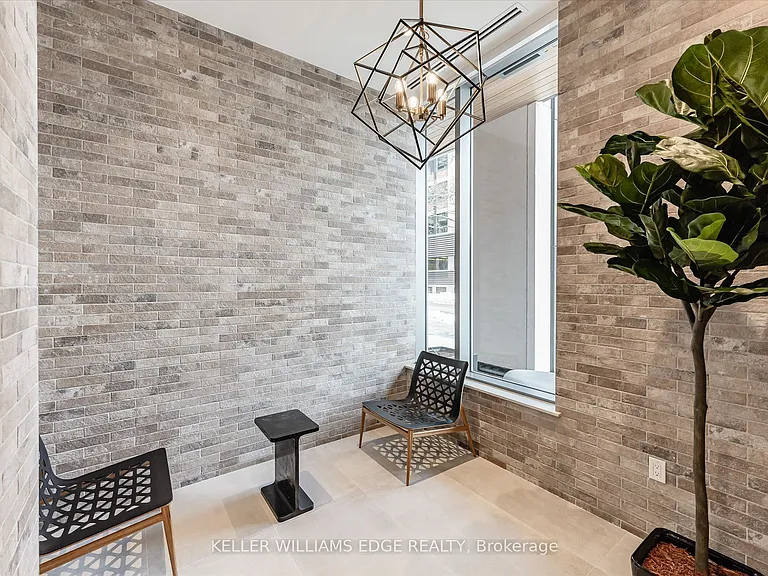 212 King William St E #418 — Photo 27